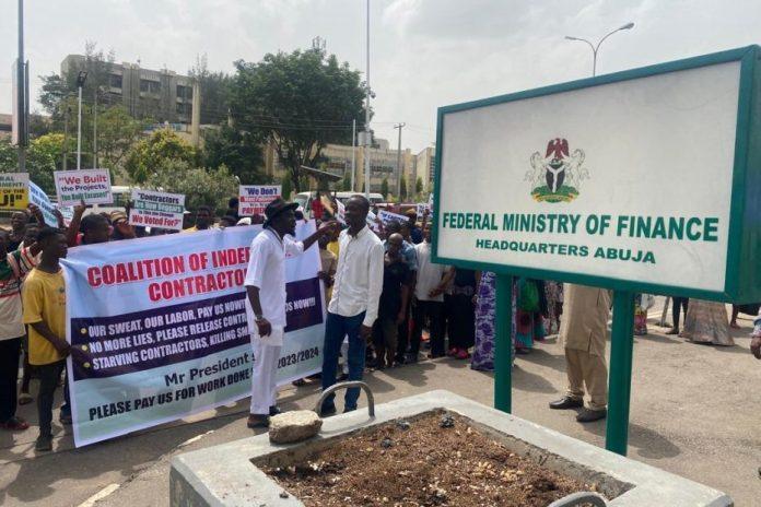 Protesters-at-ministry-of-finance-930x620