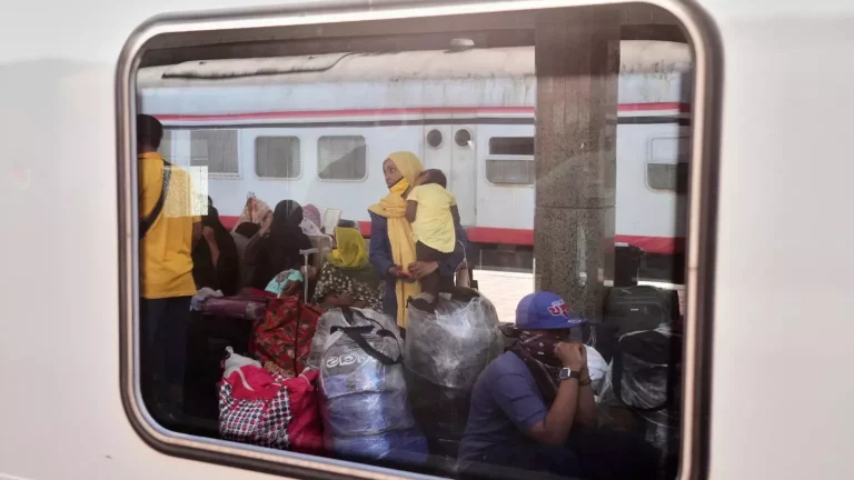Egypt Offers Free Train Rides to Sudanese Refugees