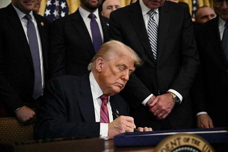 Trump Signs Stablecoin Law As Crypto Industry
