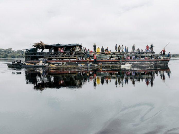 13int-congo-boat-01-qhcl-googleFourByThree