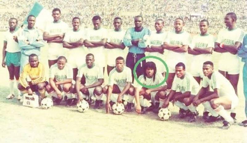 Image of Samuel Okwaraji with Nigeria’s national football team.