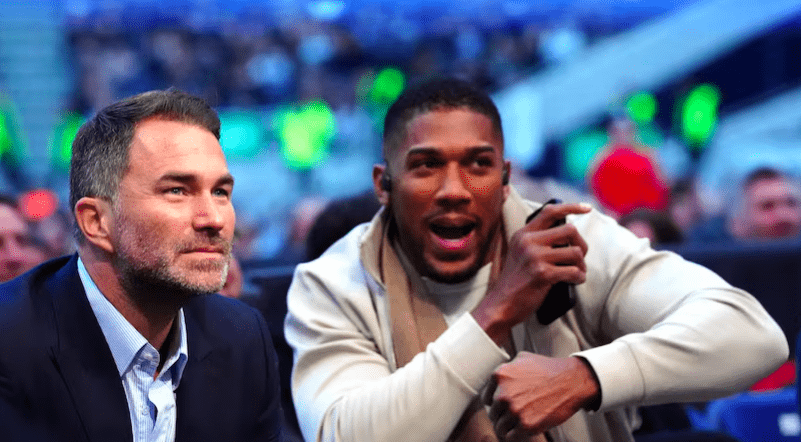 Anthony Joshua (R) with boxing promoter Eddie Hearn (L)