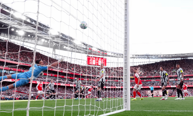 Arsenal's Eberechi Eze scores goal.