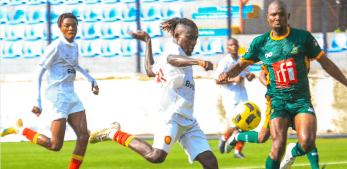 Ikorodu City FC forward, Ayomide Arumala (C).