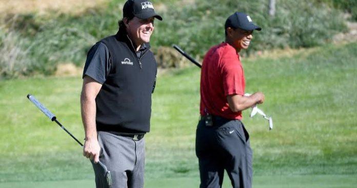 Golf legends Phil Mickelson (L) and Tiger Woods (R).