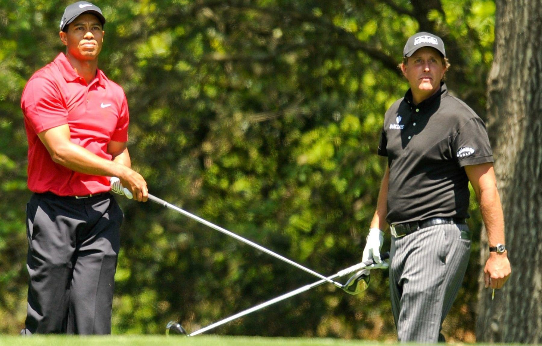 Tiger Woods (L) and Phil Mickelson (R).