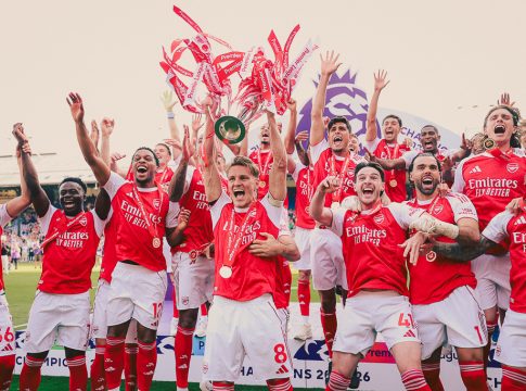 Arsenal Lifts Premier League Trophy