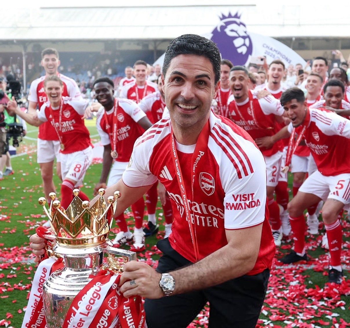 Arsenal manager Mikel Arteta with Premier League trophy.