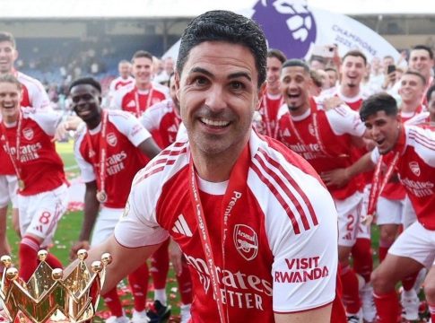 Arsenal manager Mikel Arteta with Premier League trophy.