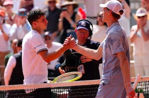 Tennis star Juan Manuel Cerundolo (L) shakes hands with Jannik Sinner (R) after French Open match.
