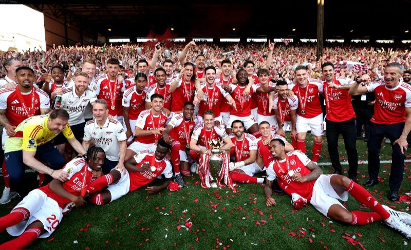 Arsenal Lifts Premier League Trophy