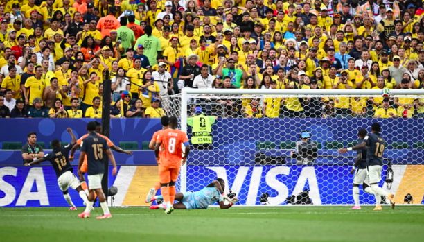 Ecuador's Alan Minda strikes post.