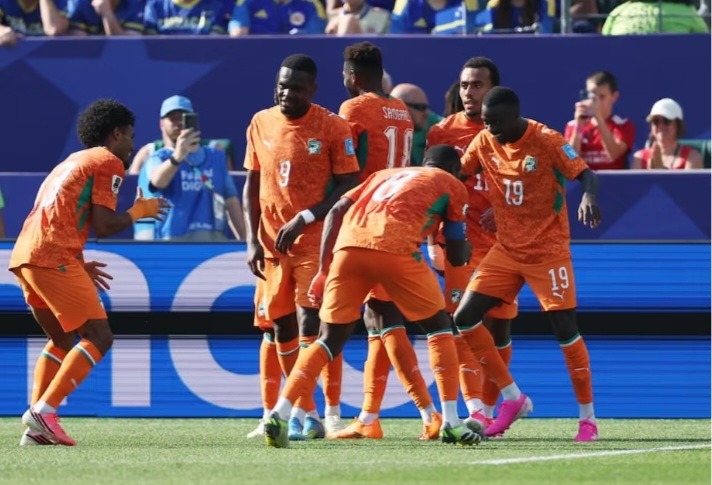 Côte d’Ivoire forward Nicolas Pépé celebrates goal with teammates.