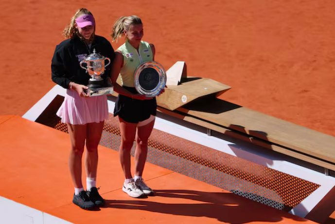 Russian Mirra Andreeva (L) with Poland's Maja Chwalinska (R).