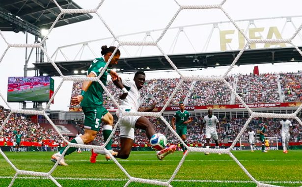 Senegal's Ismaïla Sarr scores.