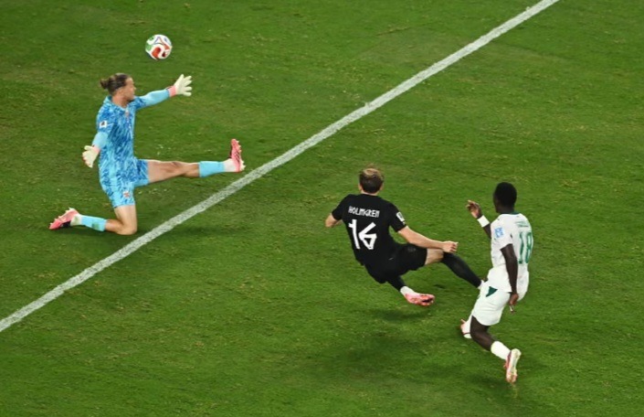Senegal's Ismaila Sarr scores second goal against Norway.