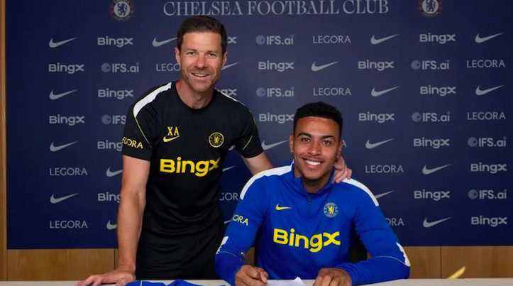 Chelsea coach Xabi Aonso (L) with Morgan Roders (R).