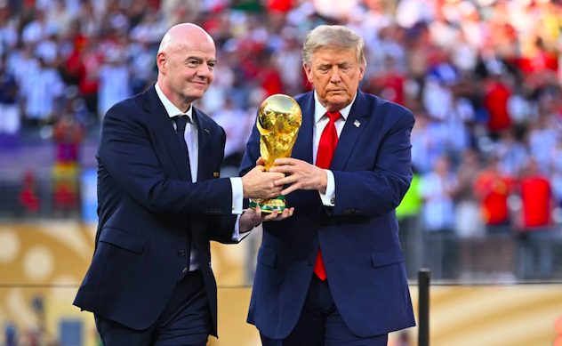 FIFA President Gianni Infantino (L) with US President, Donald Trump (R).