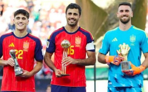 Spain's Pau Cubarsí (L), Rodri (C) and Unai Simón (R) with their individual honours at the 2026 FIFA World Cup.