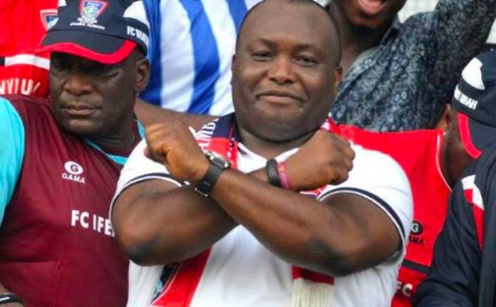 The late Senator Ifeanyi Ubah (C).