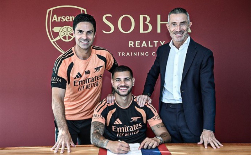 Arsenal manager Mikel Arteta (L) with Bruno Guimaraes (C) and Andrea Berta (R).