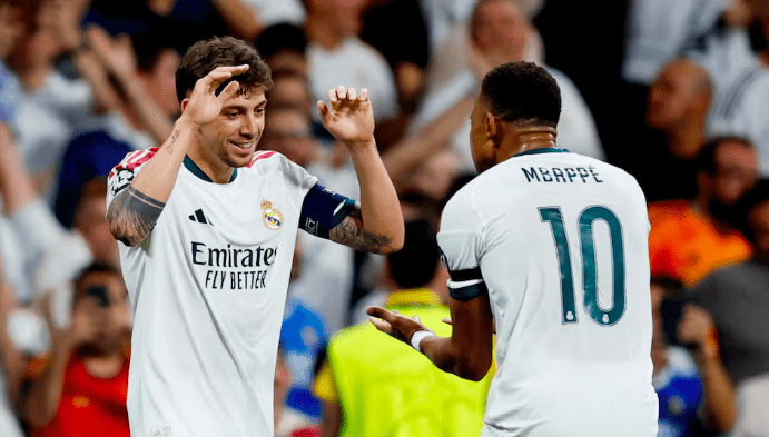Federico Valverde (L) celebrates goal with teammate Kylian Mbappe (R)